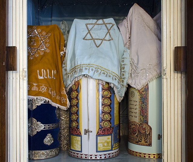 Keneseth Eliyahoo Synagogue, Interior, Tora Cases C