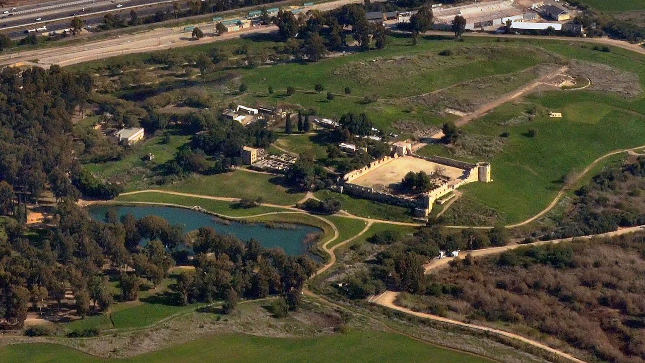 Wikimedia Antipatris Aerial View Feb 2014