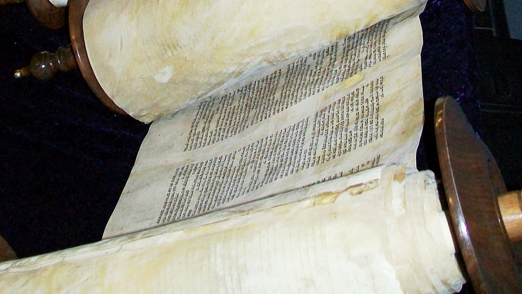 Wikimedia Entire Tanakh Scroll Set Det